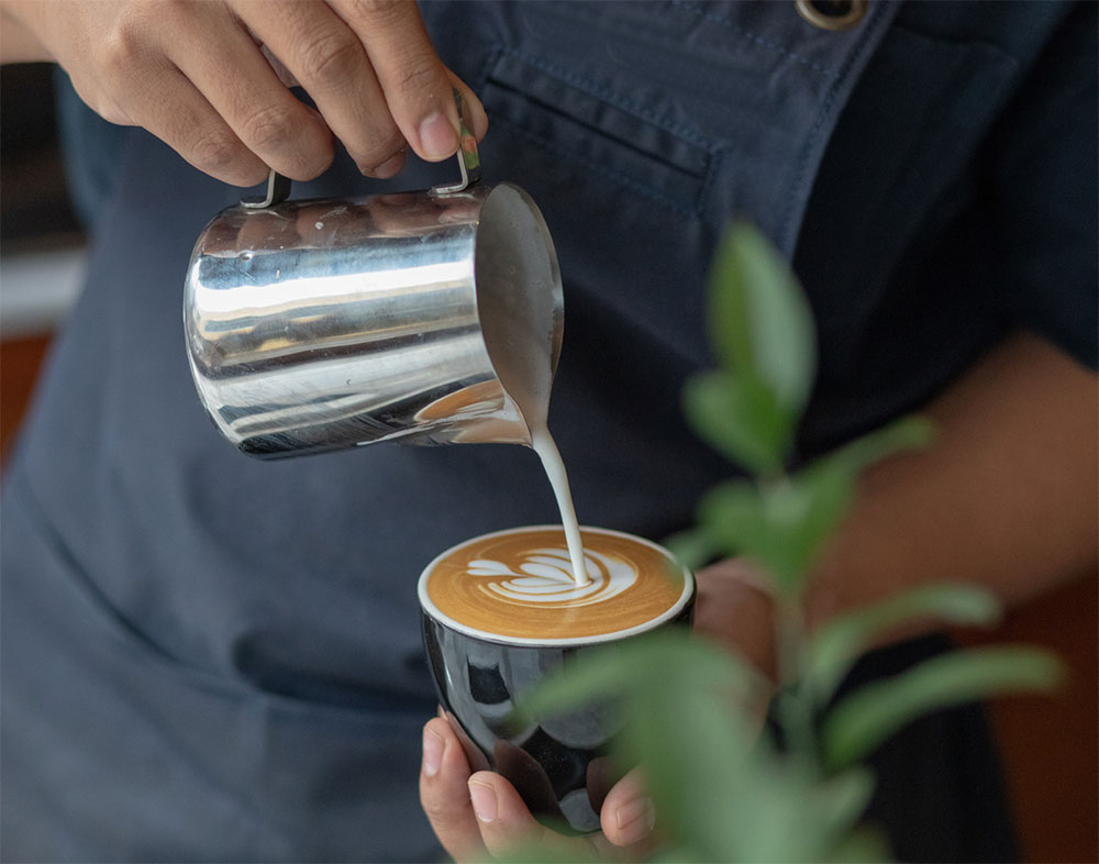 Barista-prefferred-pouring-milk