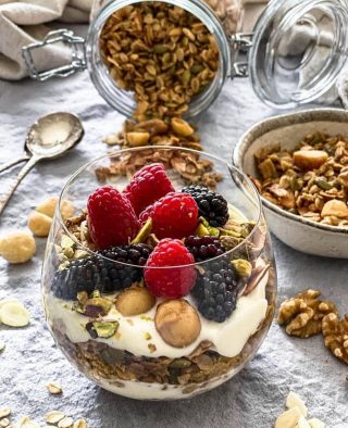 I think we'd all be happy if we could have this delicious looking treat for breakfast! How good does this look? It's delicious Granola served with our Fleurieu Milk Honey Yoghurt. If you'd like the recipe you can find it on @katysfoodfinds website. Image @katysfoodfinds