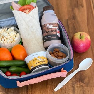 Back to school this week for most kids in SA. ​Check out this cracker of a lunch box, featuring some Fleurieu favourites. Let us know your kids lunchbox faves in the comments below 🍎🥛🍿